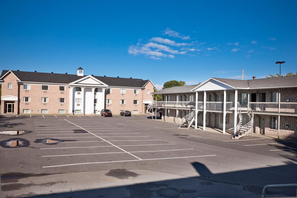 Econo Lodge Brossard Exteriör bild