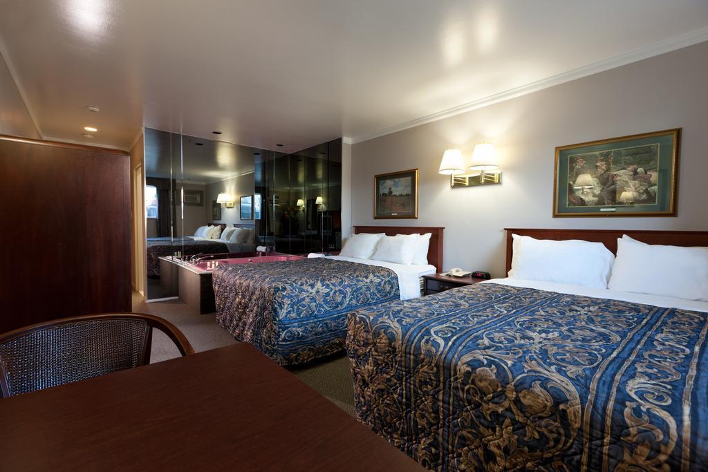 Econo Lodge Brossard Exteriör bild