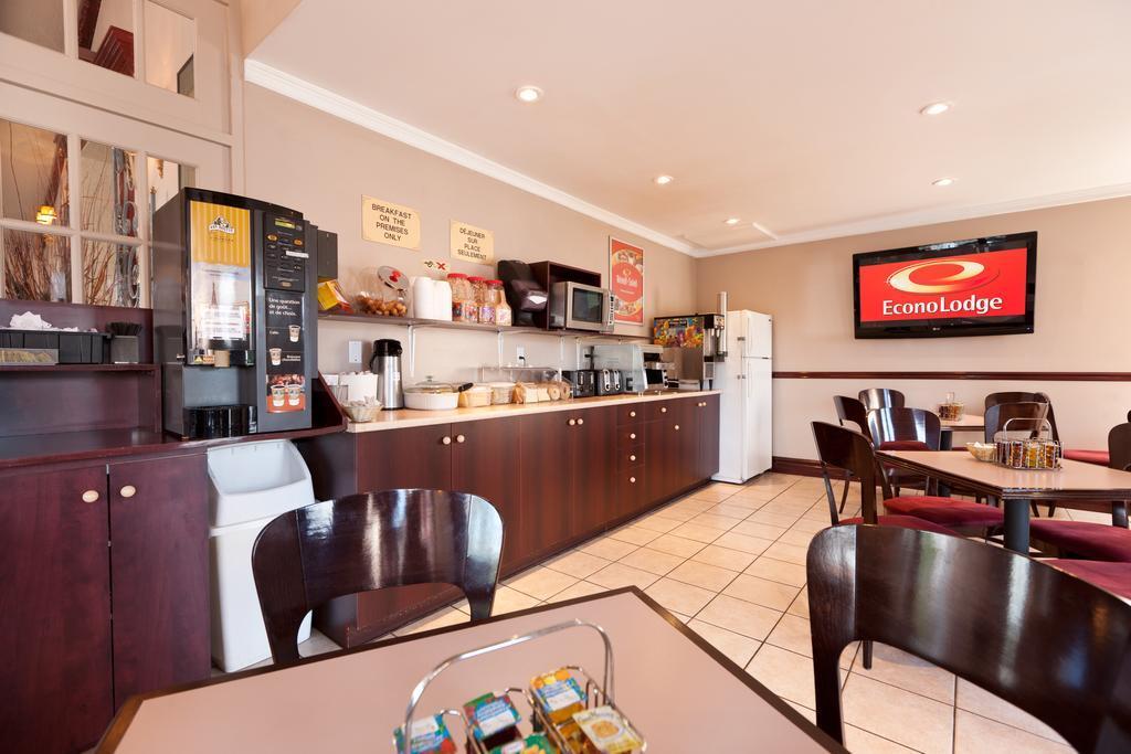 Econo Lodge Brossard Exteriör bild