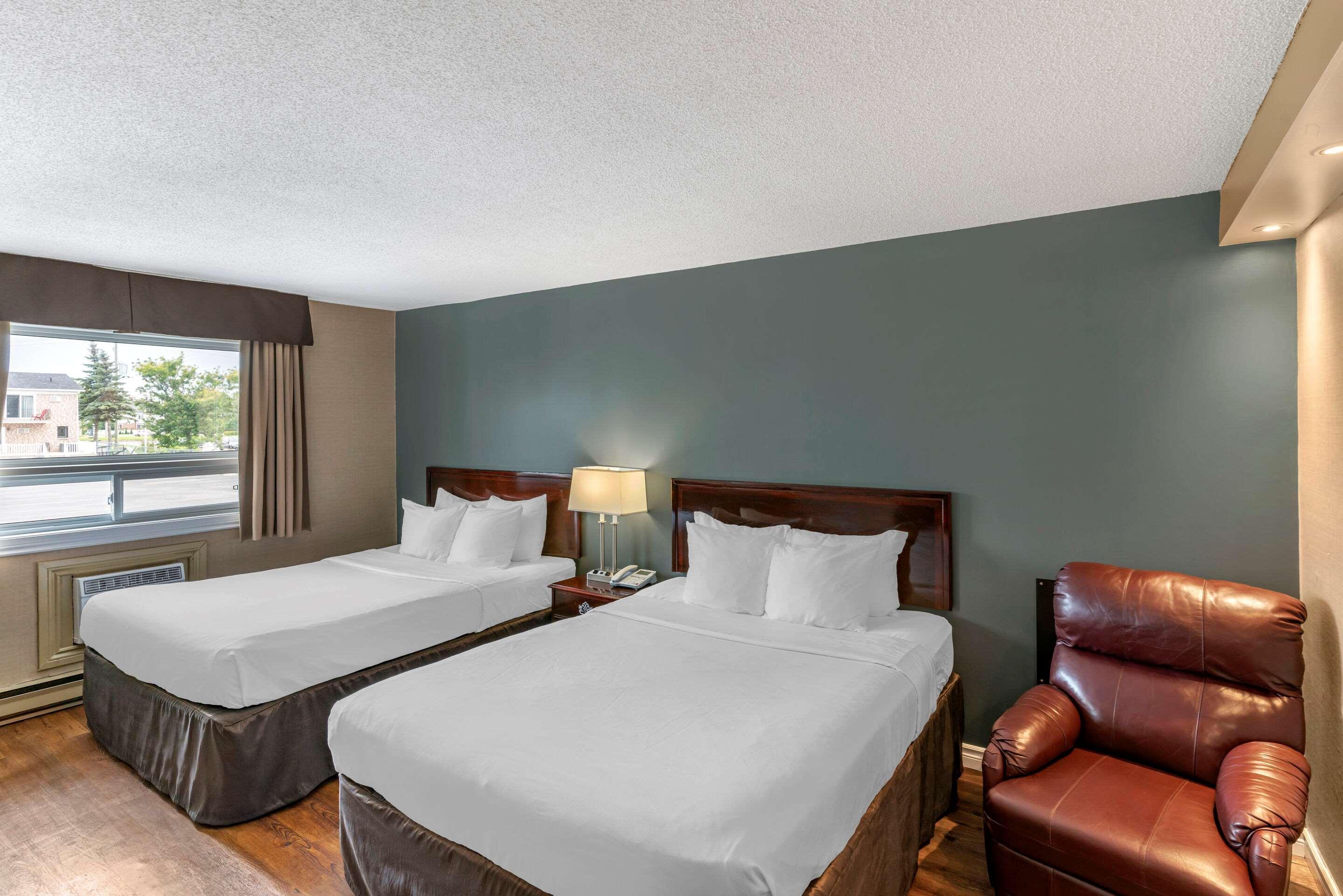 Econo Lodge Brossard Exteriör bild