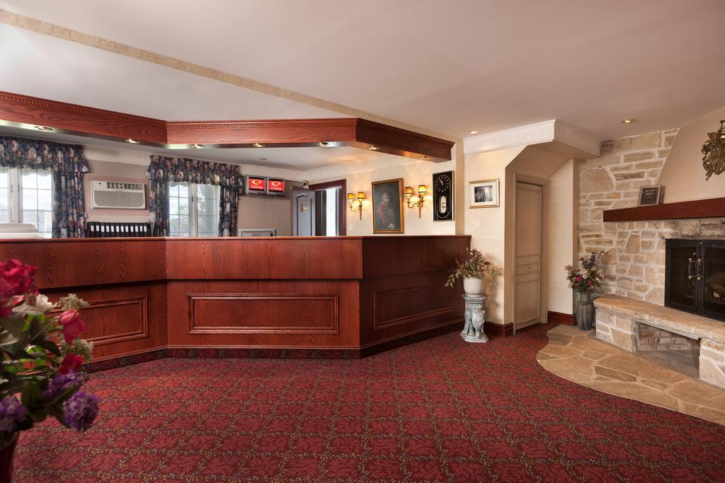 Econo Lodge Brossard Exteriör bild