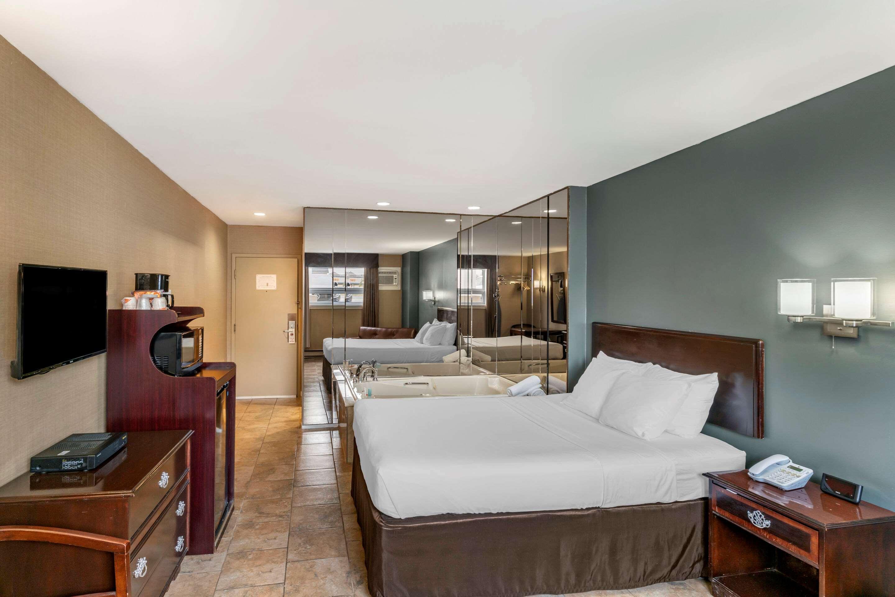 Econo Lodge Brossard Exteriör bild