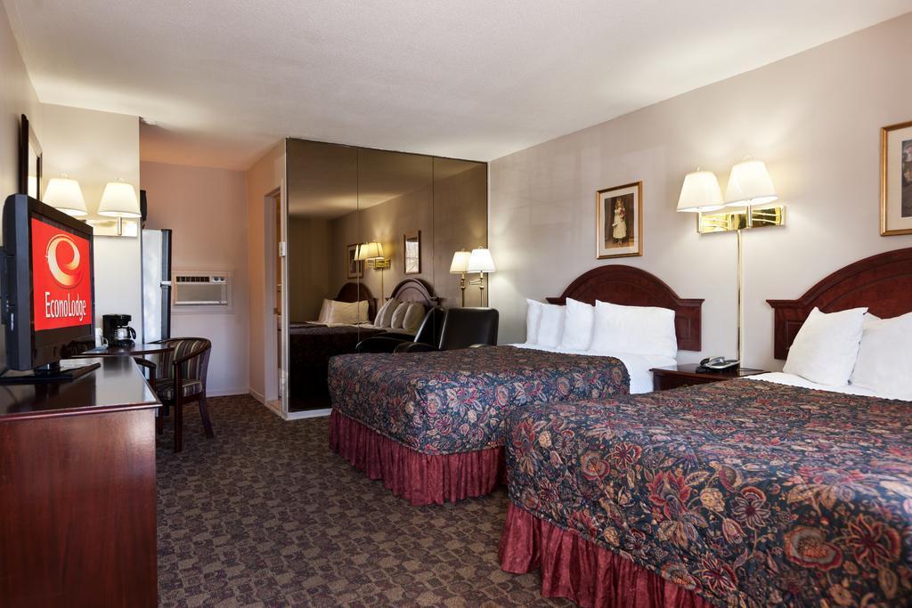 Econo Lodge Brossard Exteriör bild